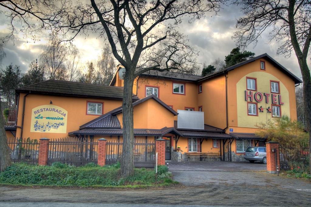 Hotel La-Musica Piaseczno  Buitenkant foto