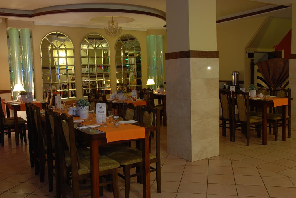 Hotel La-Musica Piaseczno  Buitenkant foto